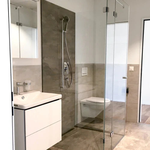 Bagno pulito con box doccia in vetro senza aloni